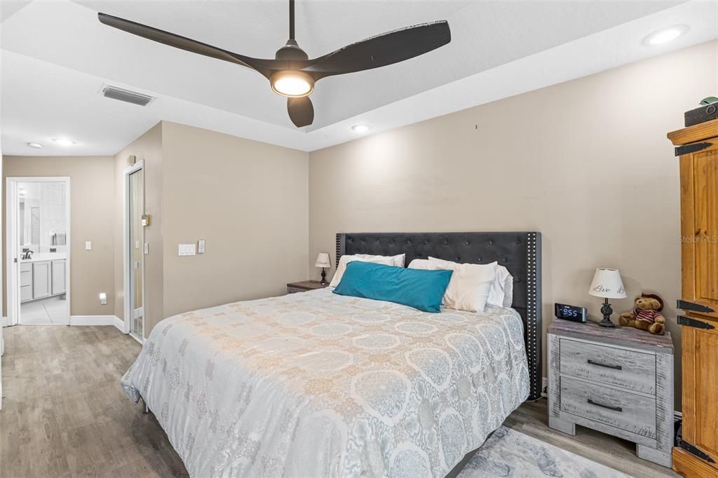 For Sale: $550,000 (4 beds, 2 baths, 2020 Square Feet)