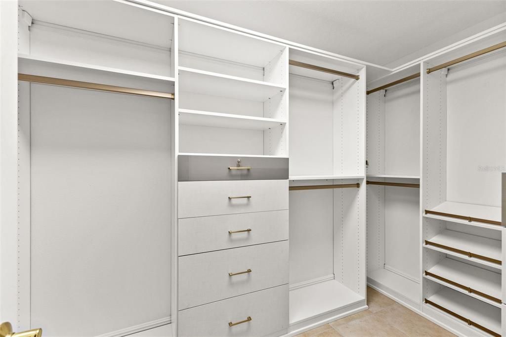 Activo con contrato: $879,900 (4 camas, 2 baños, 2460 Pies cuadrados)
