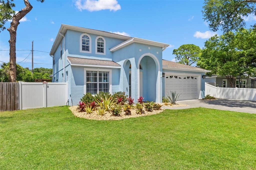 Activo con contrato: $879,900 (4 camas, 2 baños, 2460 Pies cuadrados)