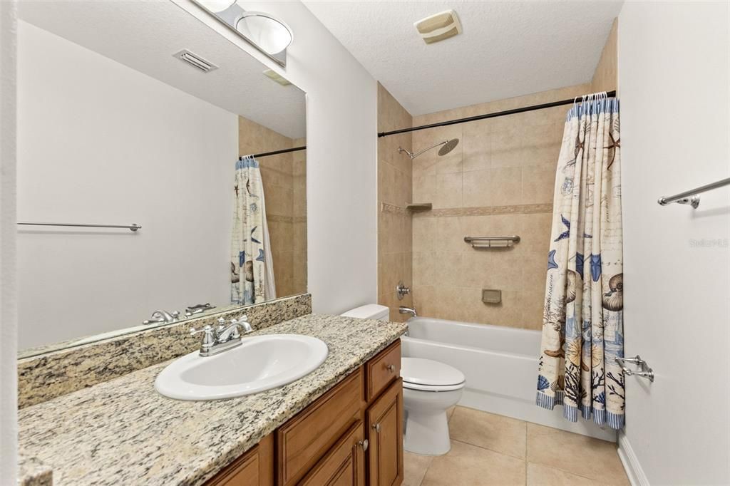 Activo con contrato: $879,900 (4 camas, 2 baños, 2460 Pies cuadrados)