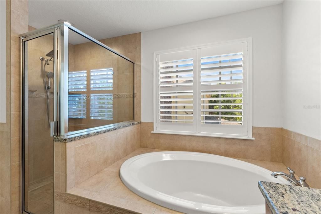 Activo con contrato: $879,900 (4 camas, 2 baños, 2460 Pies cuadrados)