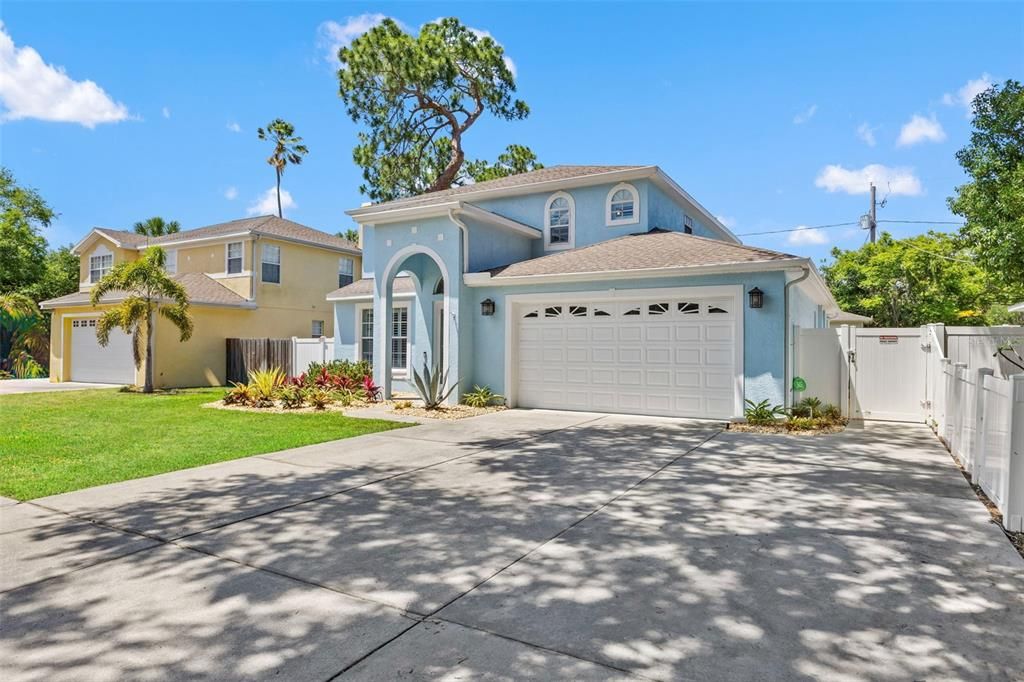 Activo con contrato: $879,900 (4 camas, 2 baños, 2460 Pies cuadrados)