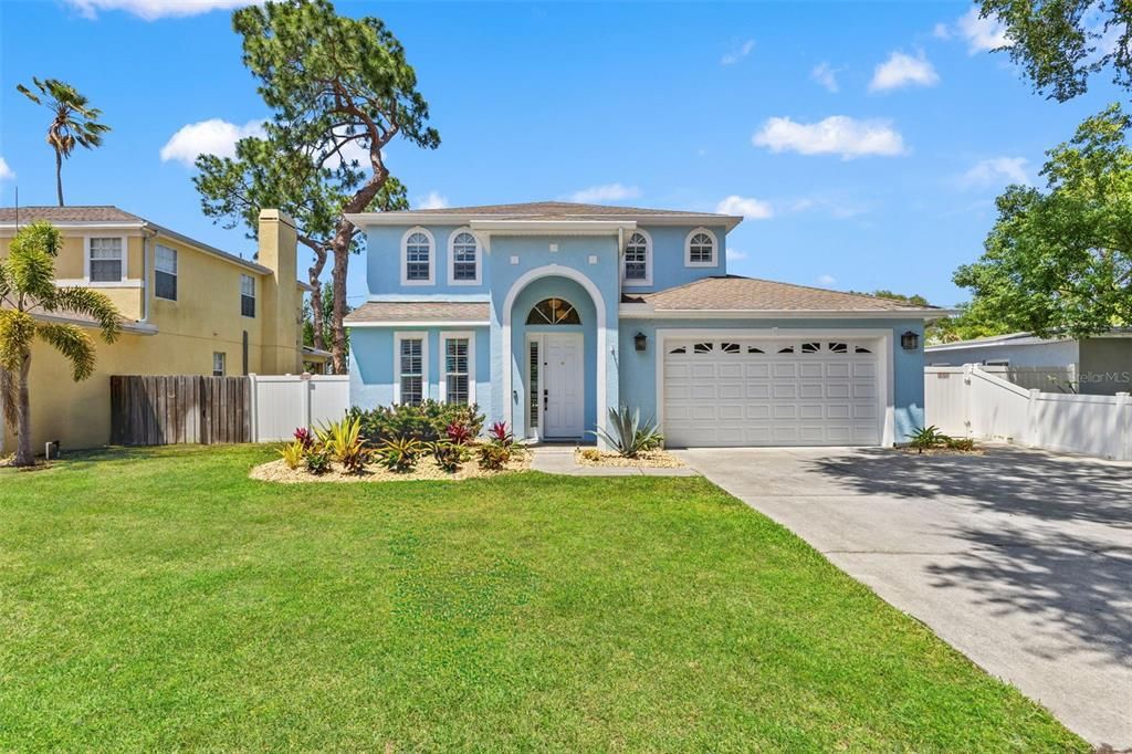 Activo con contrato: $879,900 (4 camas, 2 baños, 2460 Pies cuadrados)