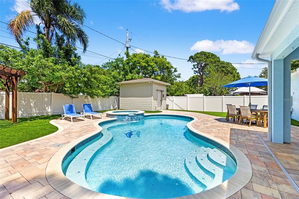 Activo con contrato: $879,900 (4 camas, 2 baños, 2460 Pies cuadrados)