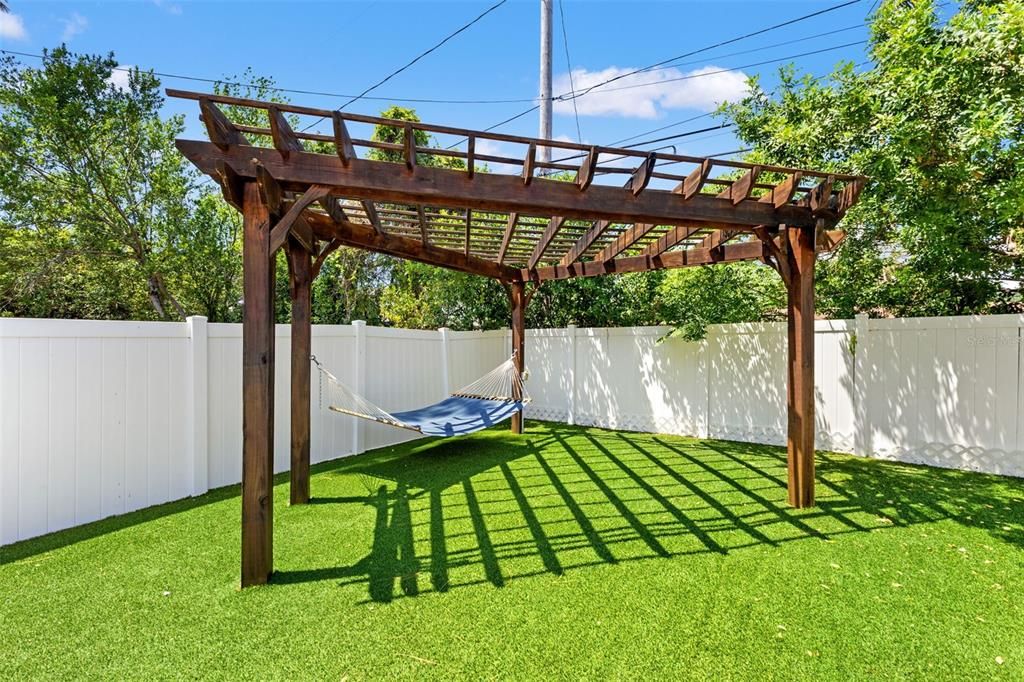 Activo con contrato: $879,900 (4 camas, 2 baños, 2460 Pies cuadrados)
