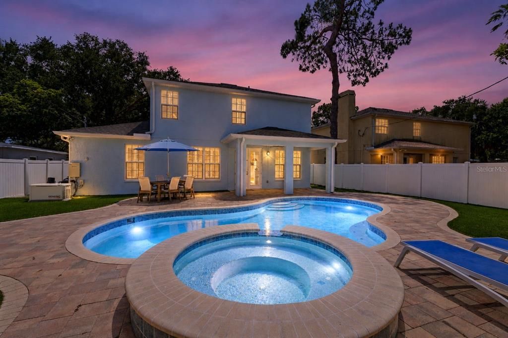 Activo con contrato: $879,900 (4 camas, 2 baños, 2460 Pies cuadrados)