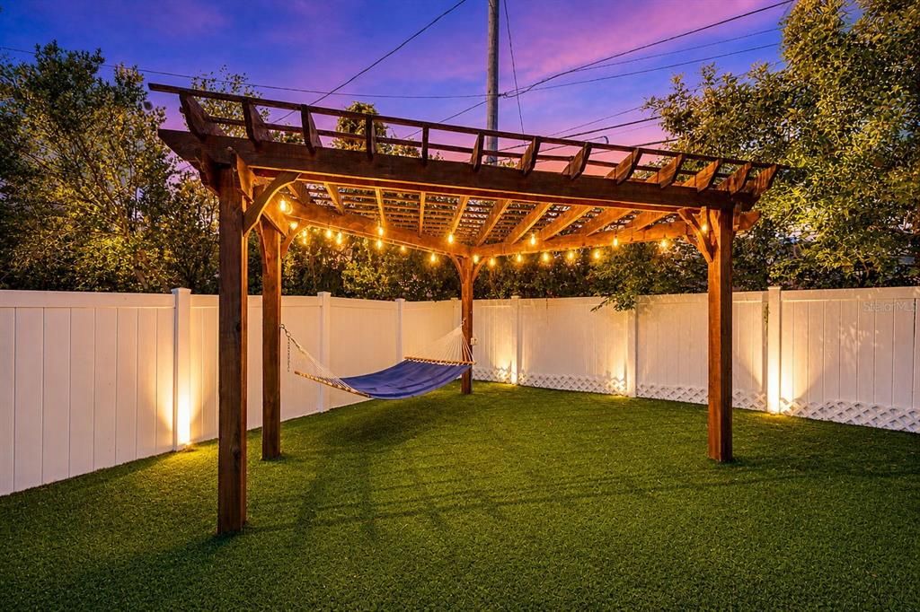Activo con contrato: $879,900 (4 camas, 2 baños, 2460 Pies cuadrados)