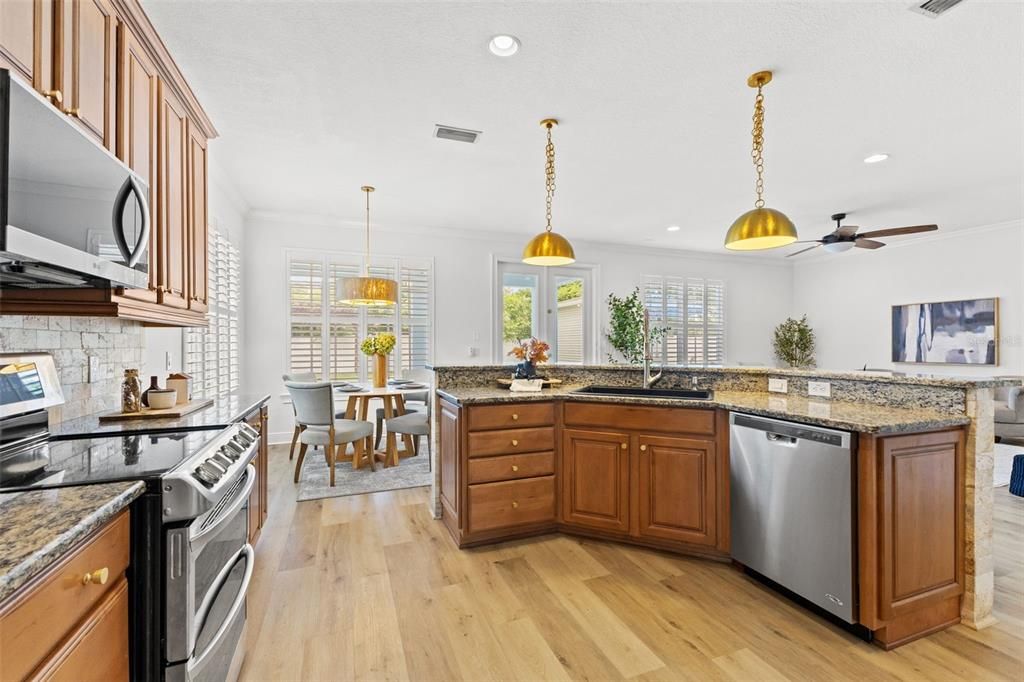 Activo con contrato: $879,900 (4 camas, 2 baños, 2460 Pies cuadrados)