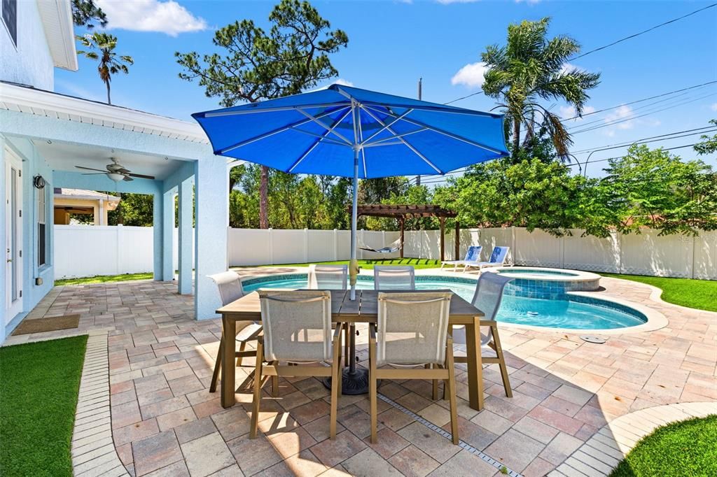 Activo con contrato: $879,900 (4 camas, 2 baños, 2460 Pies cuadrados)