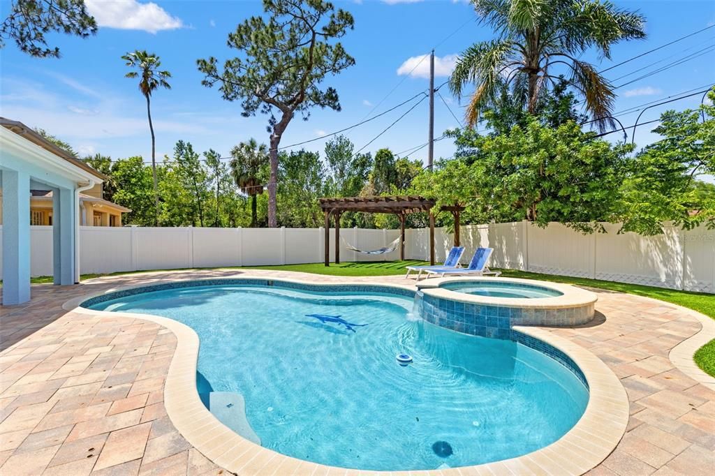 Activo con contrato: $879,900 (4 camas, 2 baños, 2460 Pies cuadrados)