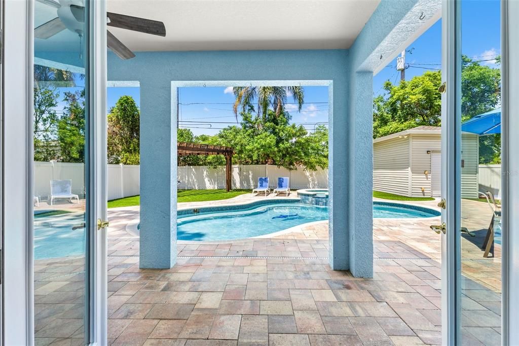 Activo con contrato: $879,900 (4 camas, 2 baños, 2460 Pies cuadrados)