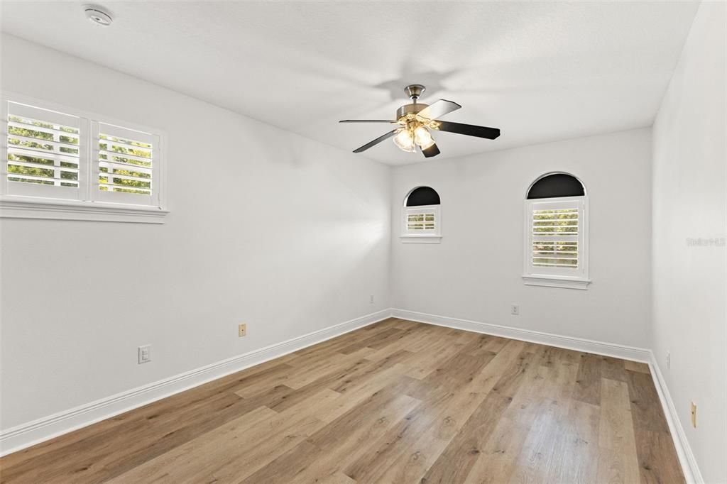 Activo con contrato: $879,900 (4 camas, 2 baños, 2460 Pies cuadrados)