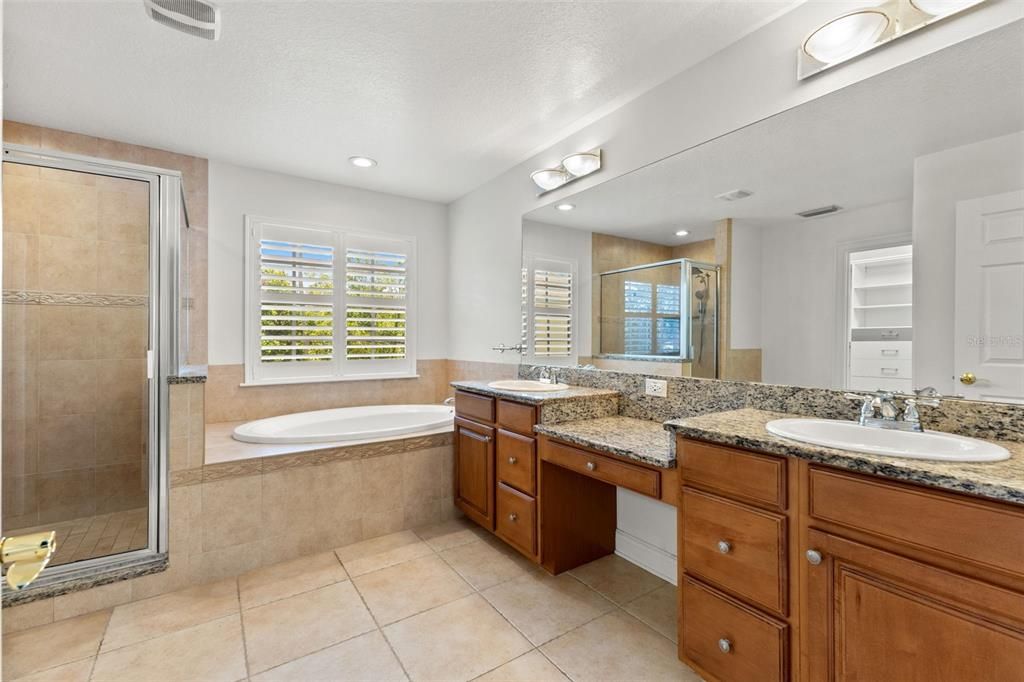 Activo con contrato: $879,900 (4 camas, 2 baños, 2460 Pies cuadrados)