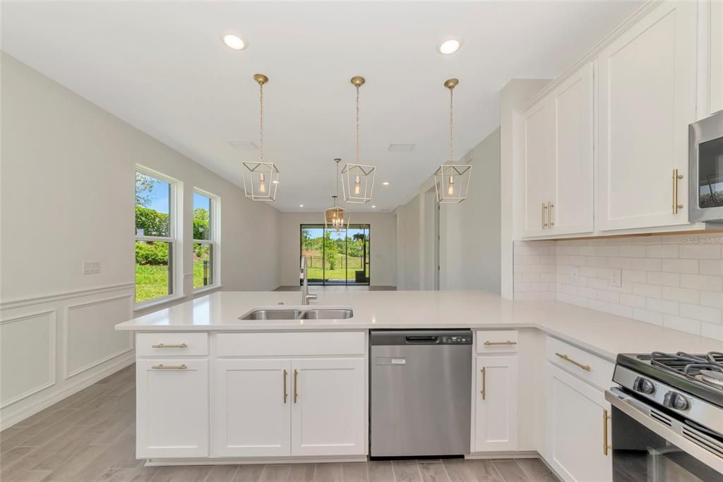 Activo con contrato: $499,999 (4 camas, 2 baños, 1783 Pies cuadrados)