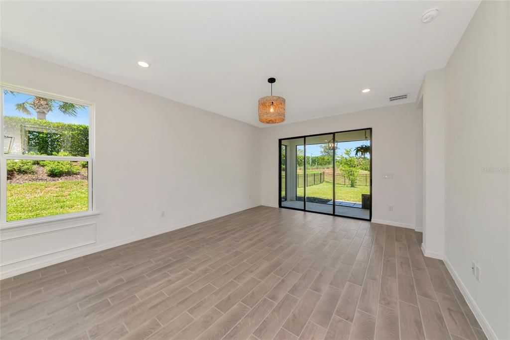 Activo con contrato: $499,999 (4 camas, 2 baños, 1783 Pies cuadrados)