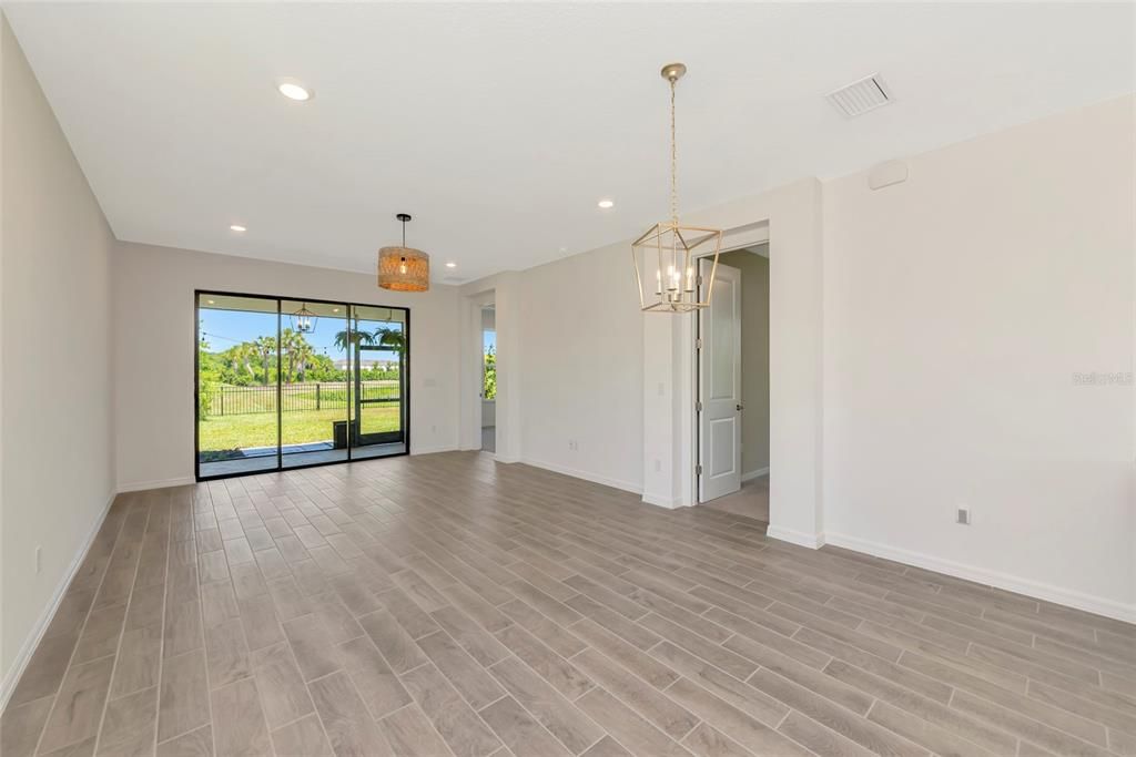 Activo con contrato: $499,999 (4 camas, 2 baños, 1783 Pies cuadrados)
