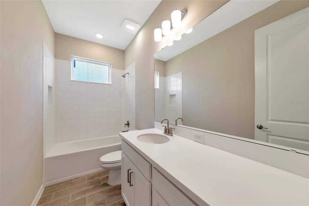 Activo con contrato: $499,999 (4 camas, 2 baños, 1783 Pies cuadrados)