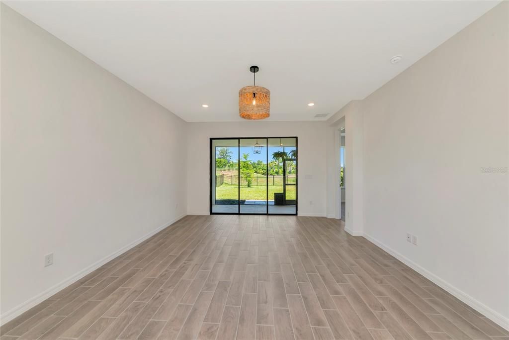 Activo con contrato: $499,999 (4 camas, 2 baños, 1783 Pies cuadrados)