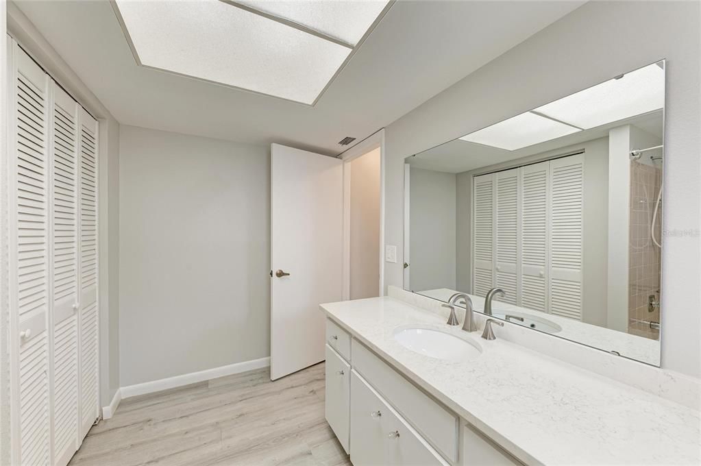 Activo con contrato: $225,000 (2 camas, 2 baños, 1121 Pies cuadrados)