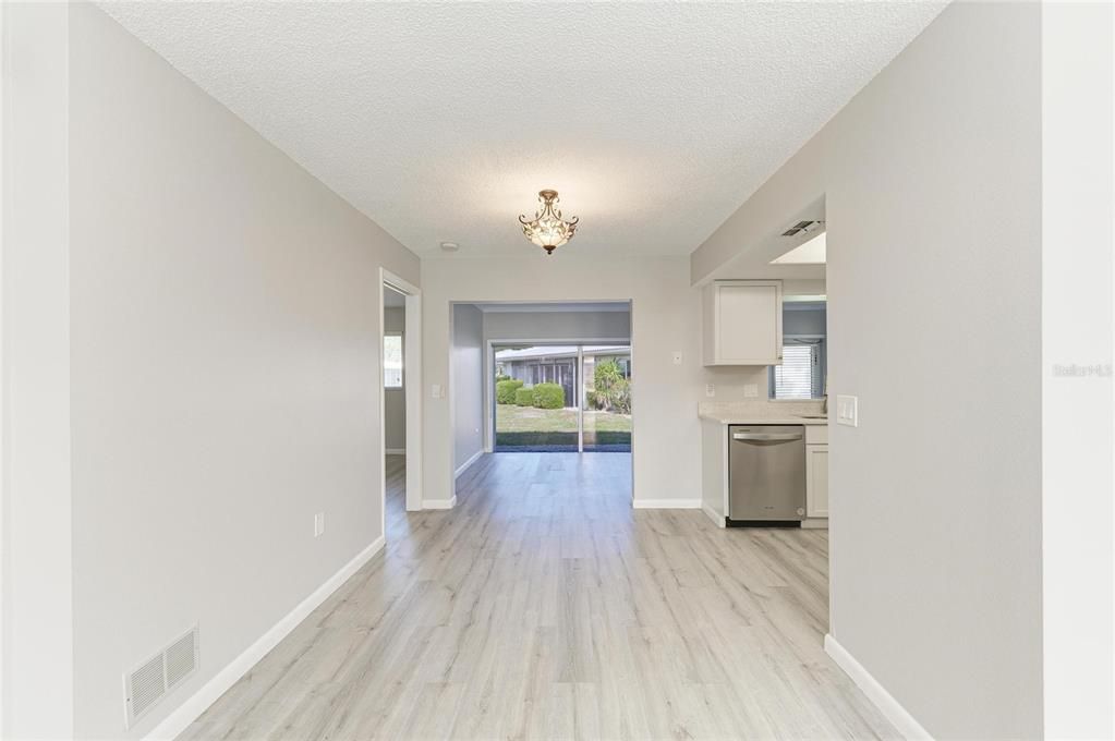 Activo con contrato: $225,000 (2 camas, 2 baños, 1121 Pies cuadrados)