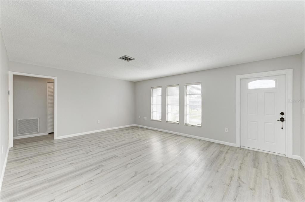 Activo con contrato: $225,000 (2 camas, 2 baños, 1121 Pies cuadrados)