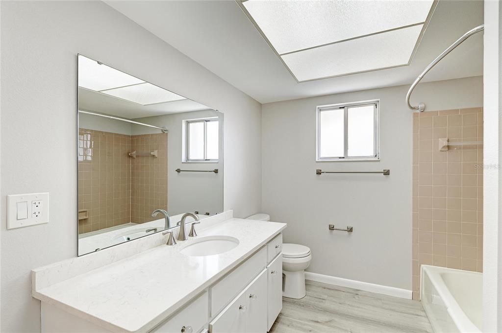 Activo con contrato: $225,000 (2 camas, 2 baños, 1121 Pies cuadrados)