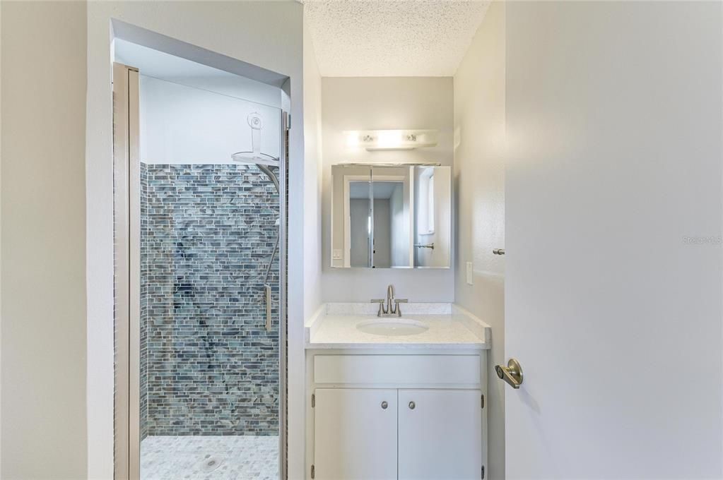 Activo con contrato: $225,000 (2 camas, 2 baños, 1121 Pies cuadrados)