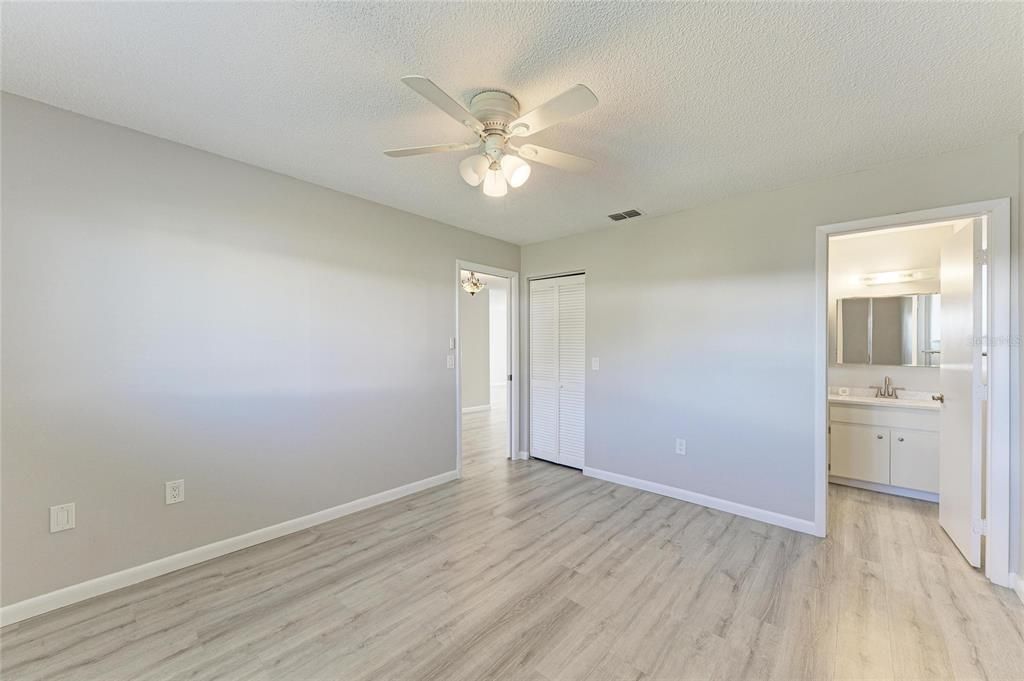 Activo con contrato: $225,000 (2 camas, 2 baños, 1121 Pies cuadrados)