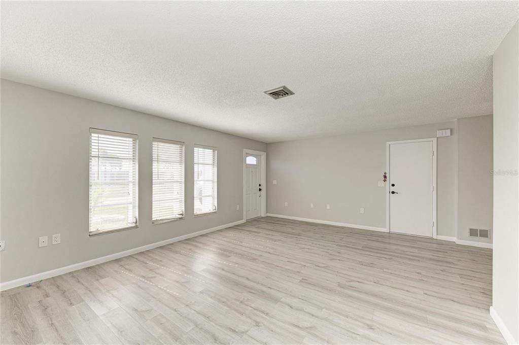 Activo con contrato: $225,000 (2 camas, 2 baños, 1121 Pies cuadrados)