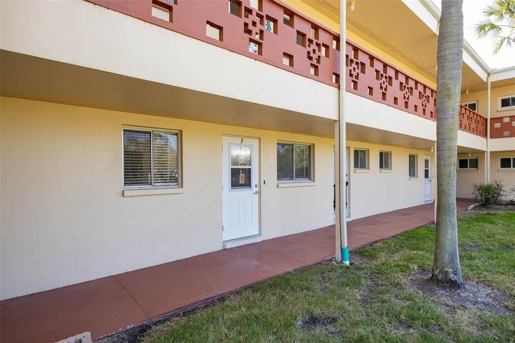 For Sale: $130,000 (1 beds, 1 baths, 865 Square Feet)