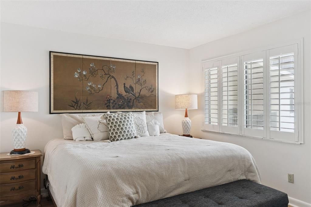 For Sale: $275,000 (1 beds, 1 baths, 924 Square Feet)