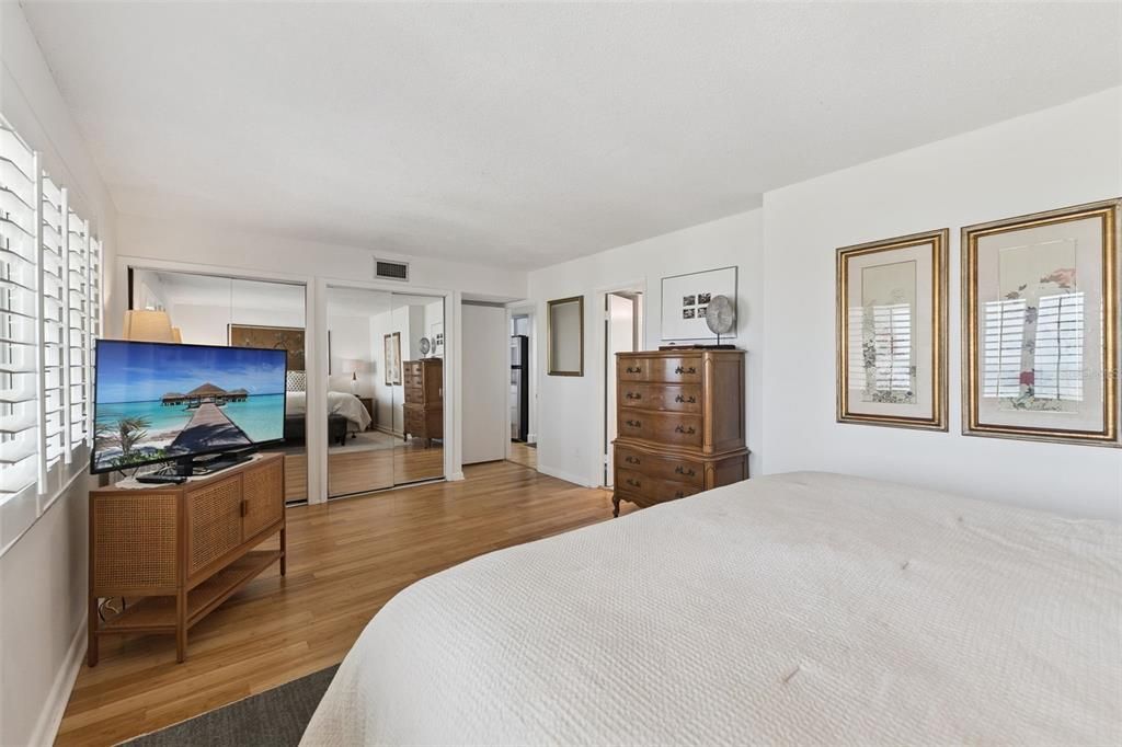 For Sale: $275,000 (1 beds, 1 baths, 924 Square Feet)