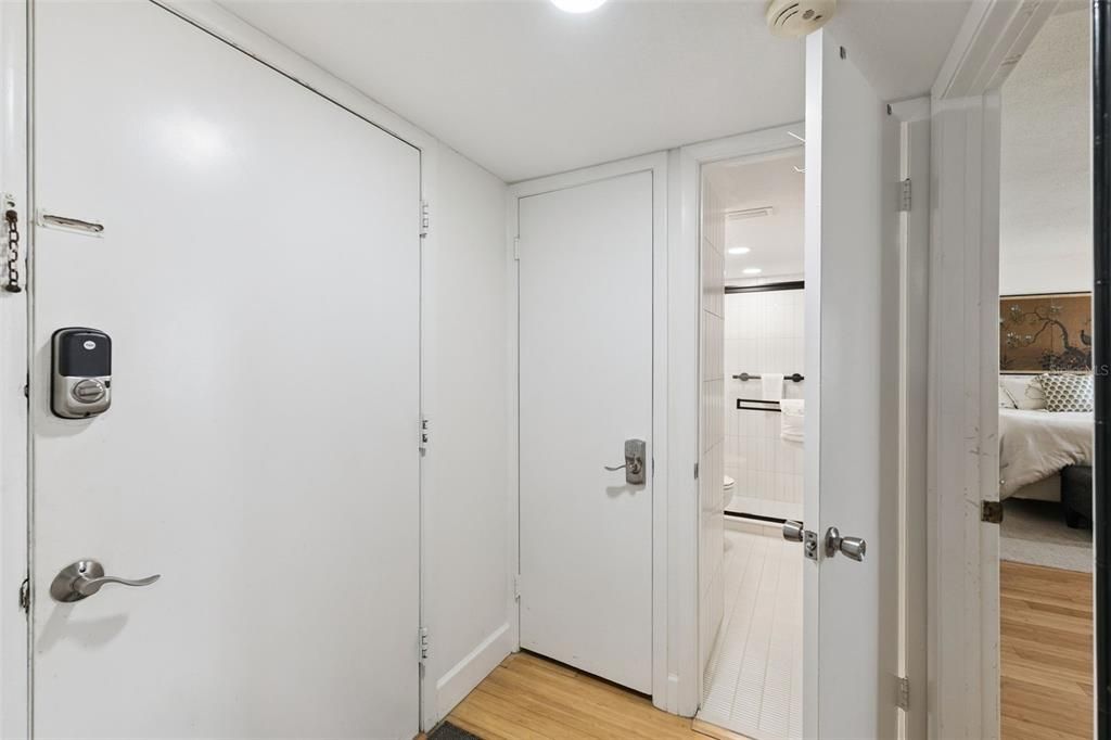 For Sale: $275,000 (1 beds, 1 baths, 924 Square Feet)
