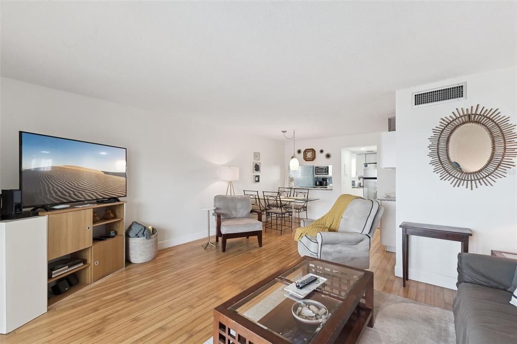For Sale: $275,000 (1 beds, 1 baths, 924 Square Feet)
