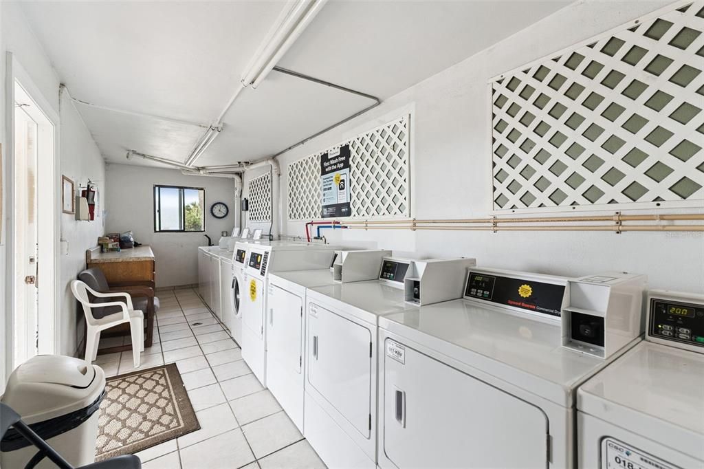 For Sale: $275,000 (1 beds, 1 baths, 924 Square Feet)