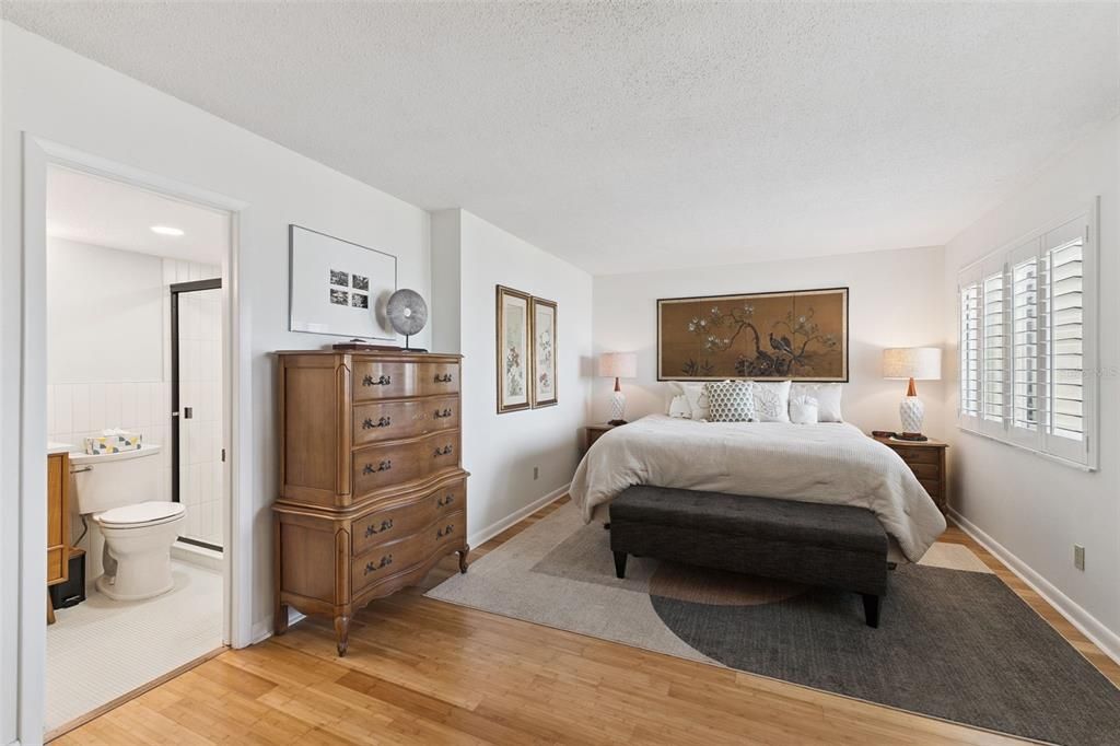 For Sale: $275,000 (1 beds, 1 baths, 924 Square Feet)