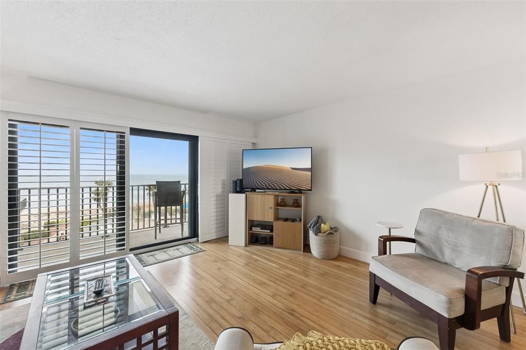 For Sale: $275,000 (1 beds, 1 baths, 924 Square Feet)