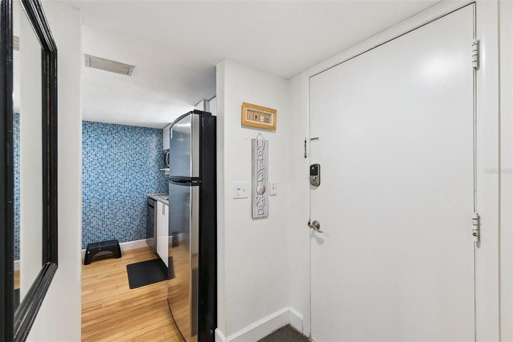 For Sale: $275,000 (1 beds, 1 baths, 924 Square Feet)