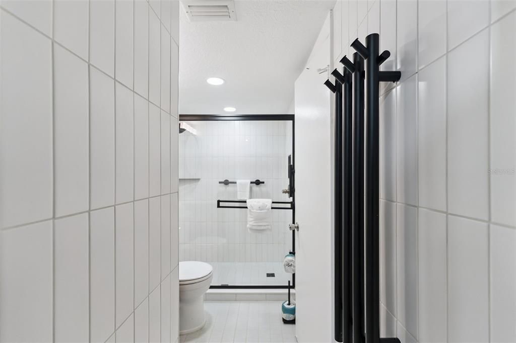 For Sale: $275,000 (1 beds, 1 baths, 924 Square Feet)