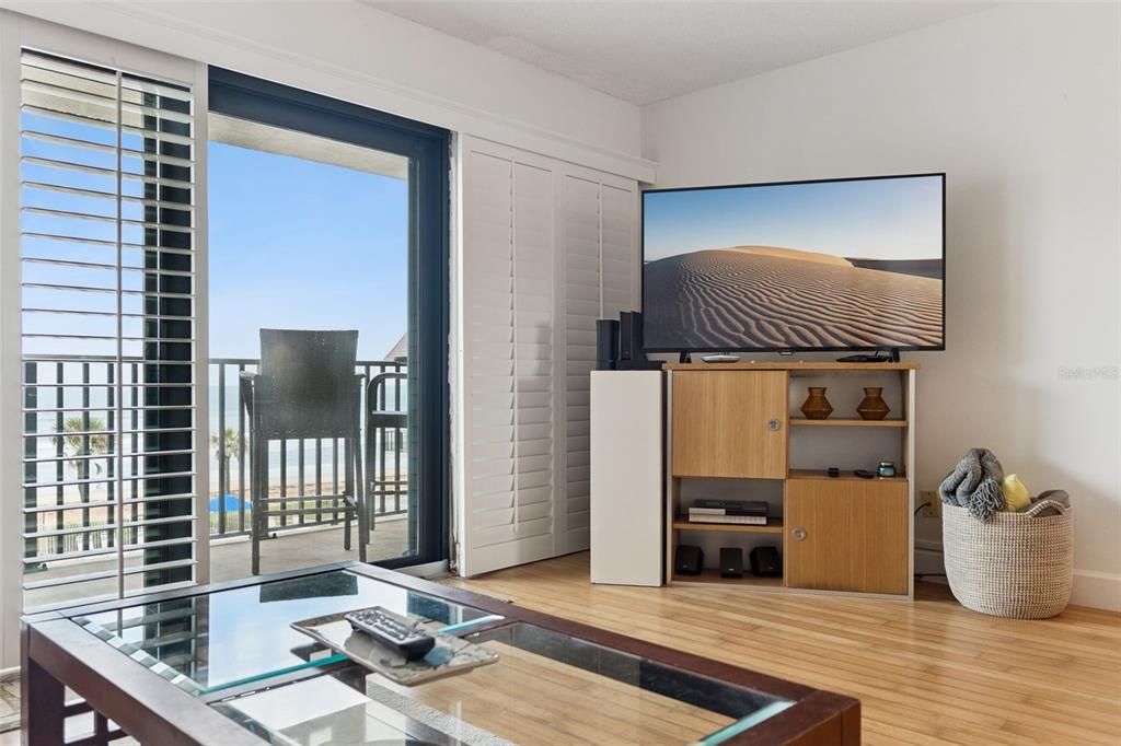 For Sale: $275,000 (1 beds, 1 baths, 924 Square Feet)