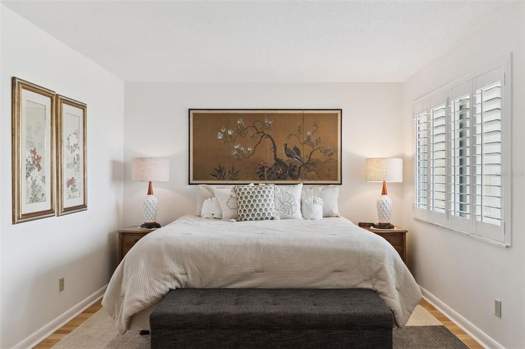 For Sale: $275,000 (1 beds, 1 baths, 924 Square Feet)