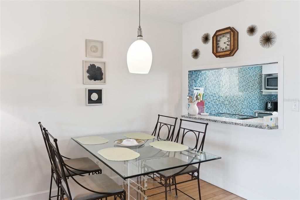 For Sale: $275,000 (1 beds, 1 baths, 924 Square Feet)