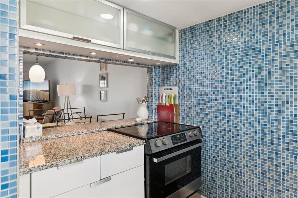 For Sale: $275,000 (1 beds, 1 baths, 924 Square Feet)