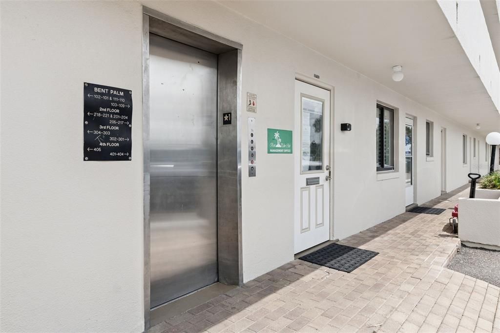 For Sale: $275,000 (1 beds, 1 baths, 924 Square Feet)