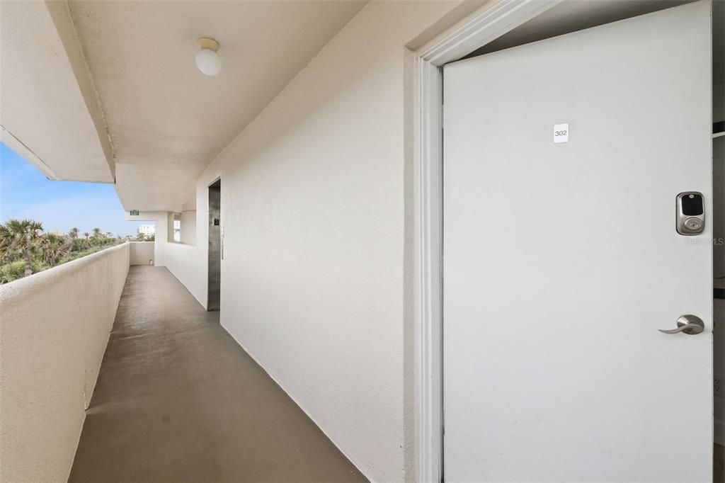 For Sale: $275,000 (1 beds, 1 baths, 924 Square Feet)