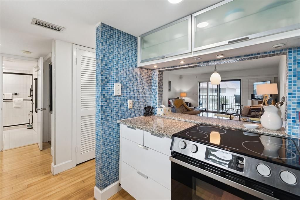 For Sale: $275,000 (1 beds, 1 baths, 924 Square Feet)