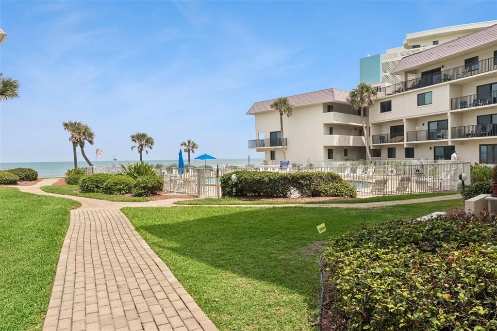 For Sale: $275,000 (1 beds, 1 baths, 924 Square Feet)