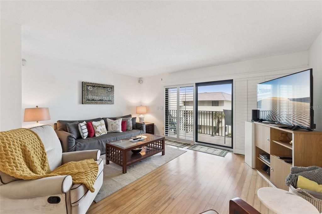 For Sale: $275,000 (1 beds, 1 baths, 924 Square Feet)