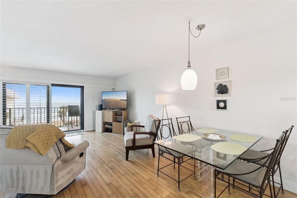 For Sale: $275,000 (1 beds, 1 baths, 924 Square Feet)