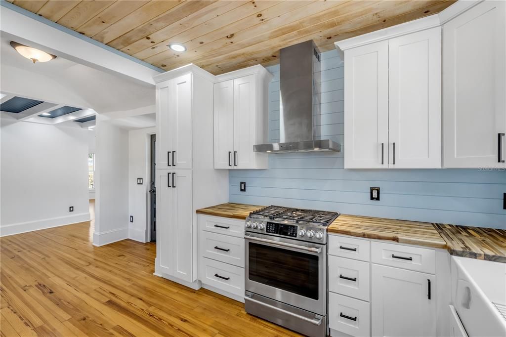 Active With Contract: $1,375,000 (4 beds, 3 baths, 2410 Square Feet)